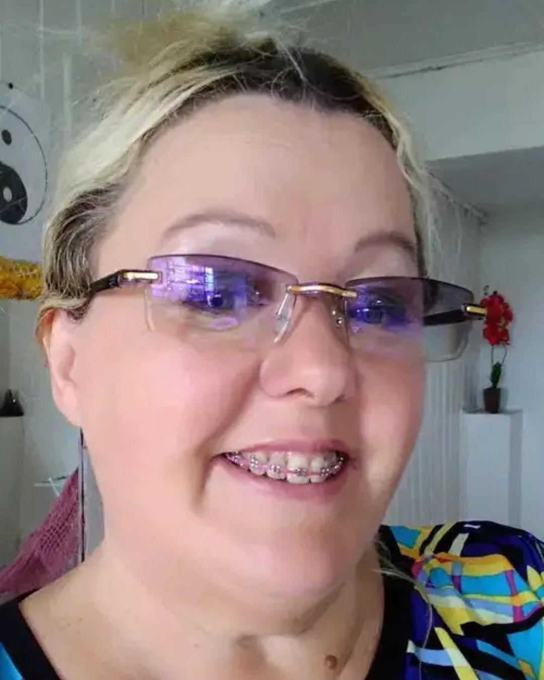 Persona usando el modelo de gafas fotocromáticas