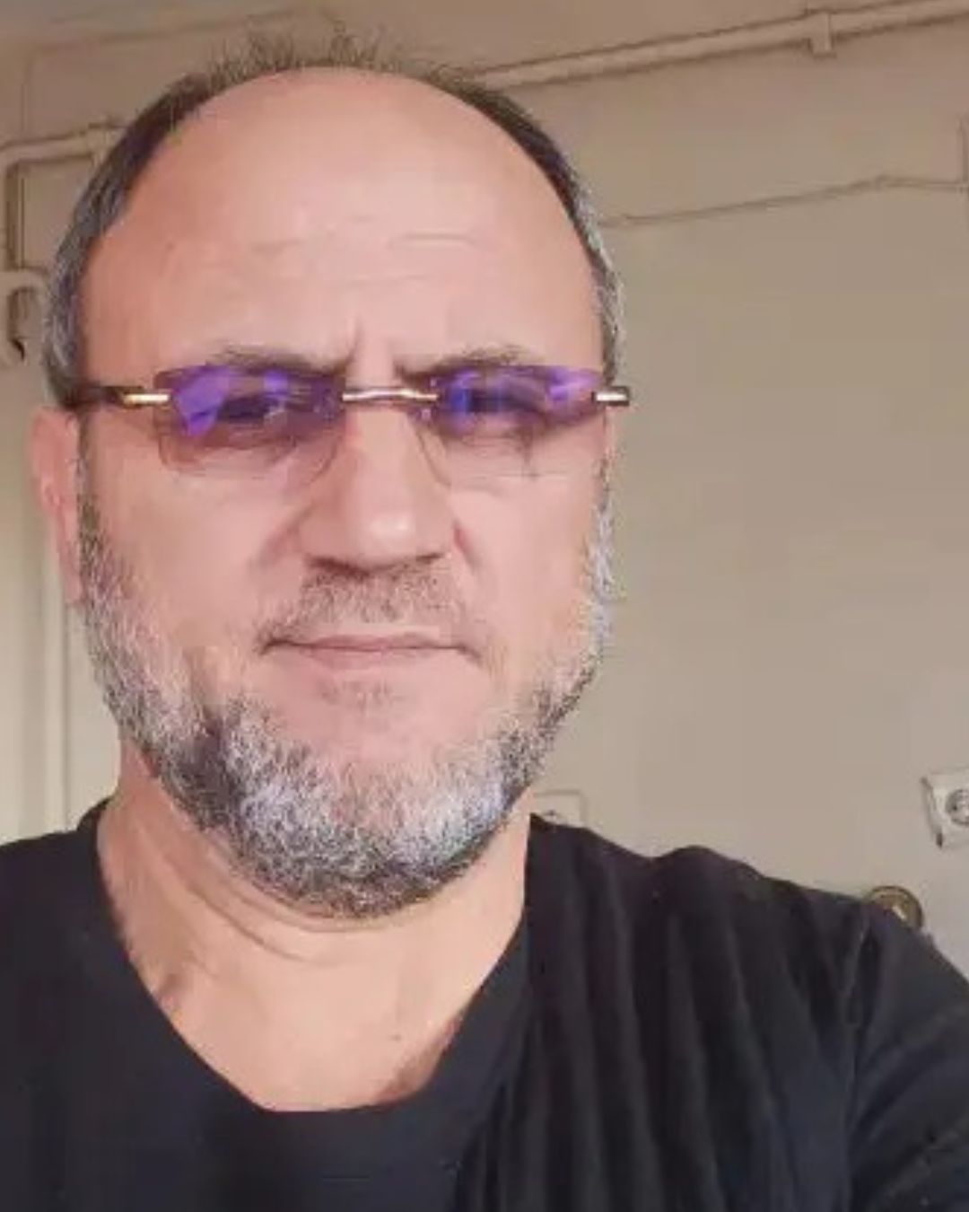 Persona usando el modelo de gafas fotocromáticas
