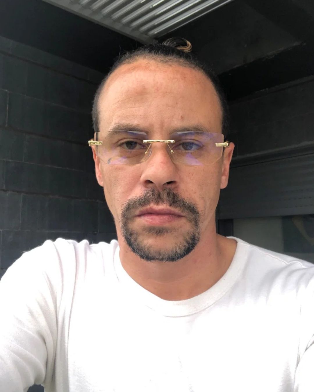 Persona usando el modelo de gafas fotocromáticas