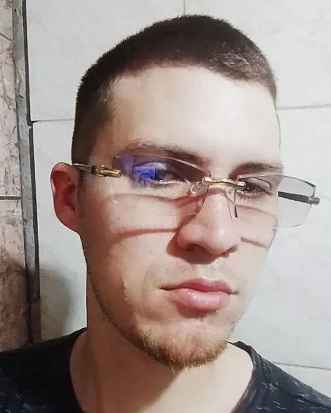 Persona usando el modelo de gafas fotocromáticas