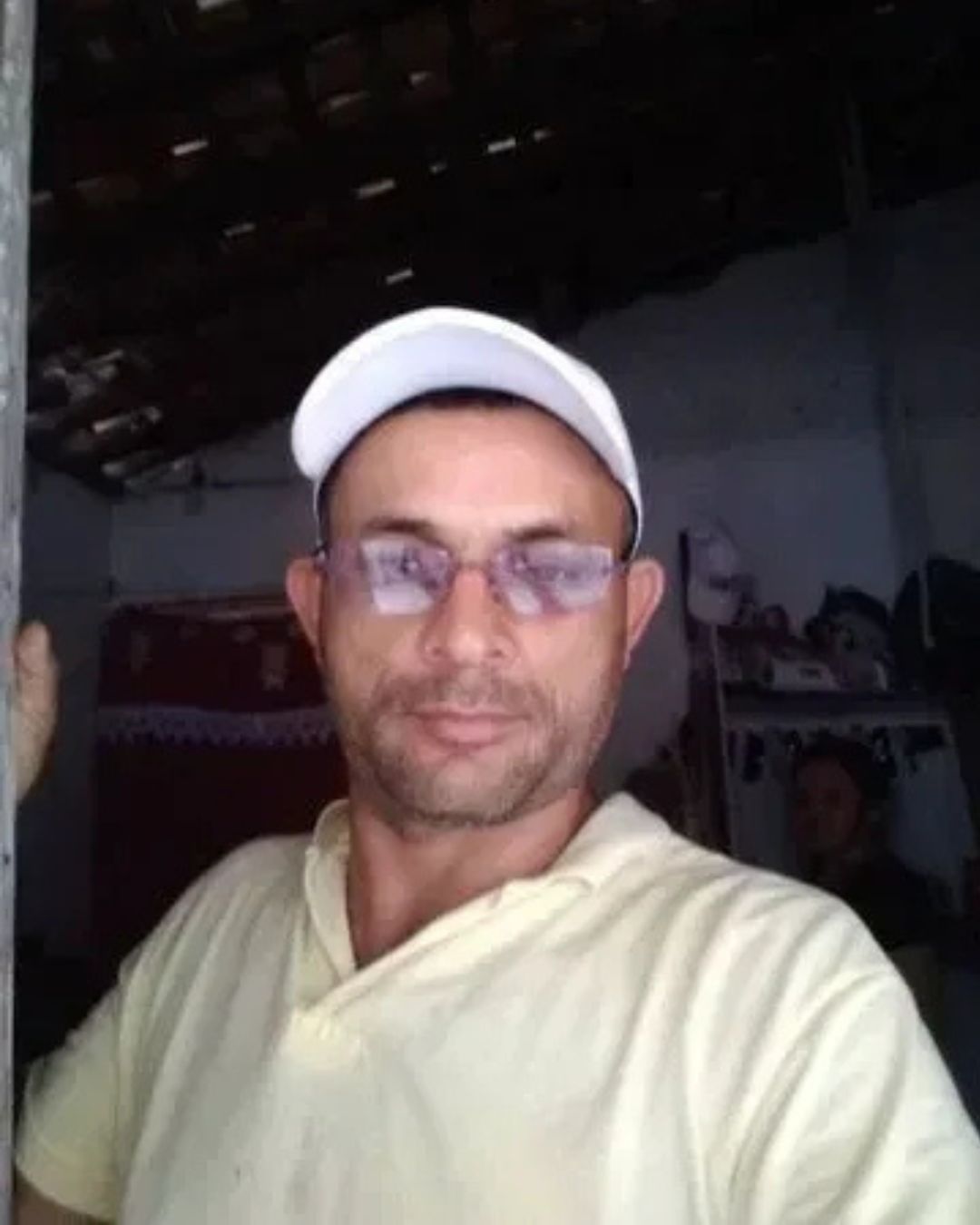 Persona usando el modelo de gafas fotocromáticas