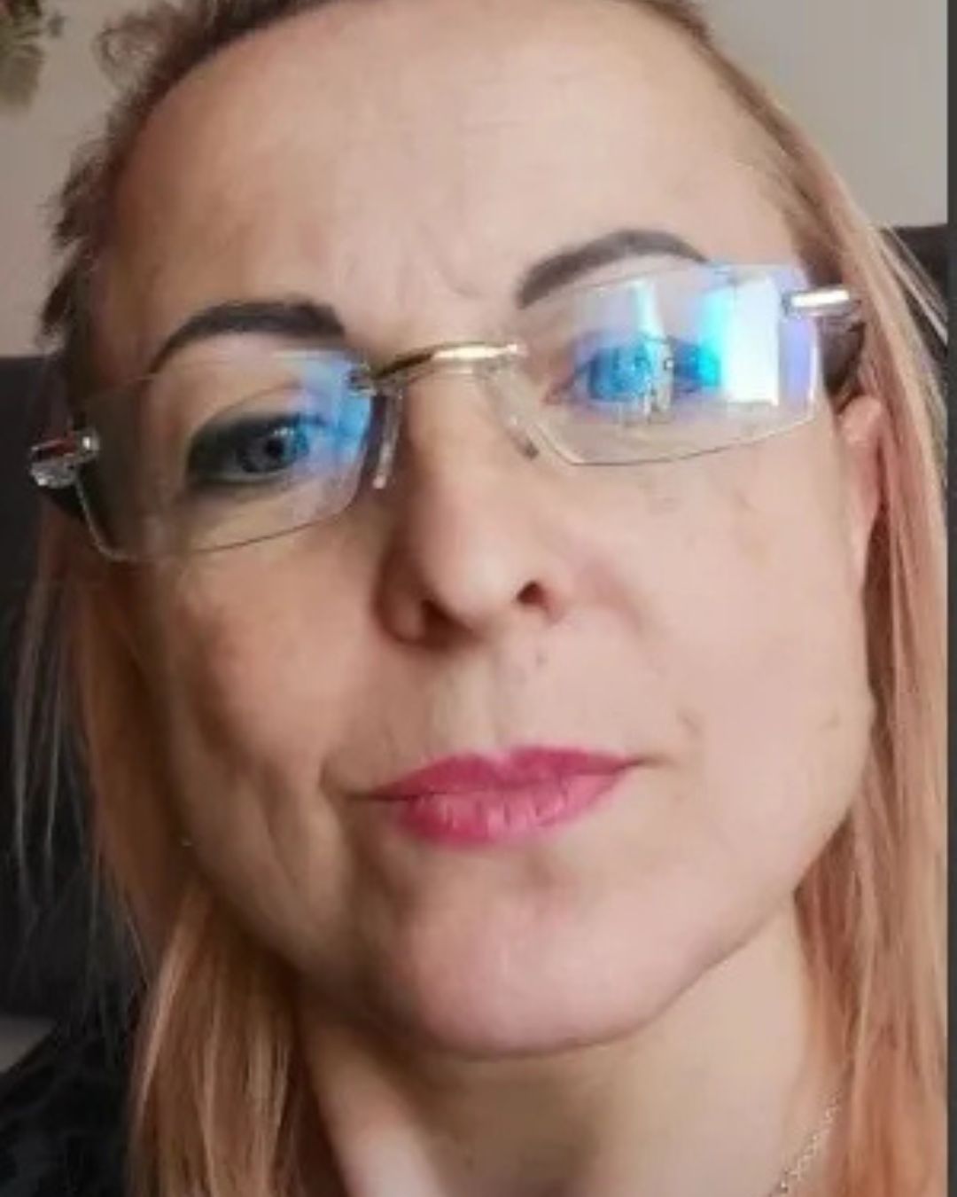 Persona usando el modelo de gafas fotocromáticas