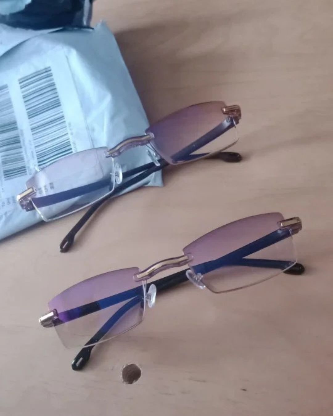 Persona usando el modelo de gafas fotocromáticas