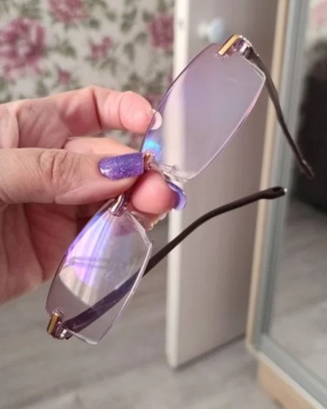 Persona usando el modelo de gafas fotocromáticas