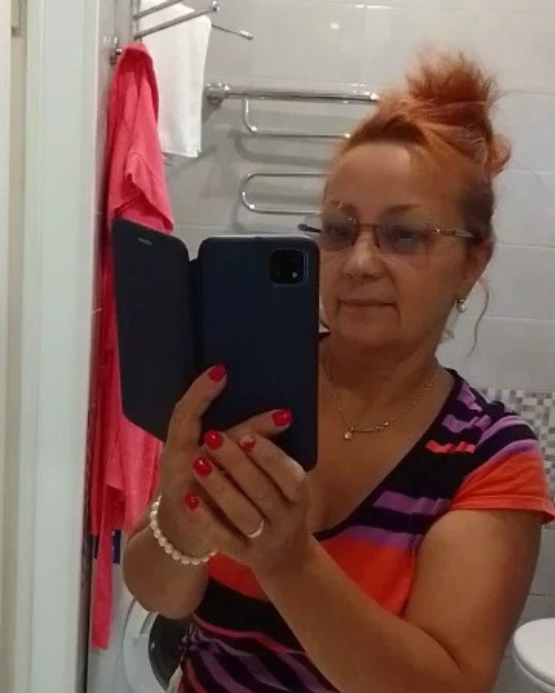Persona usando el modelo de gafas fotocromáticas